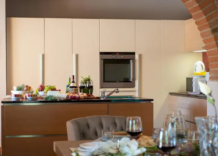 La Nell'isola 12, Emma Casciana Terme